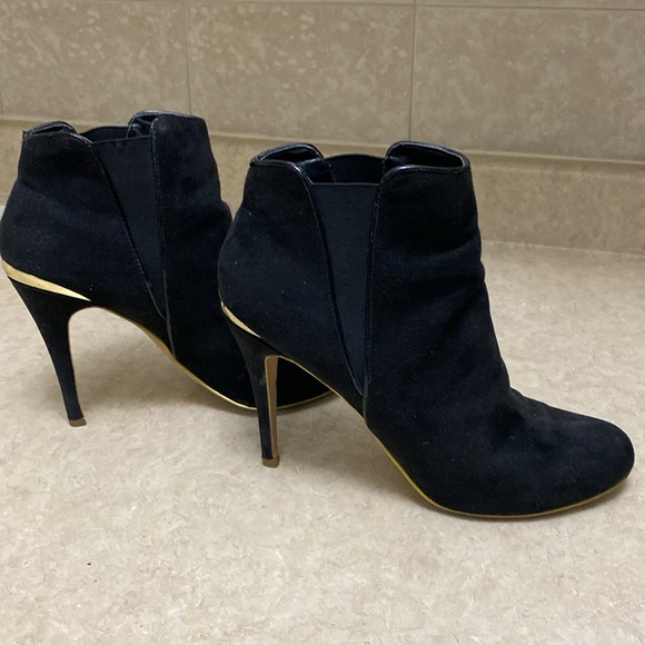 Black suede bootie with gold accent - Size 8 - Picture 3 of 3